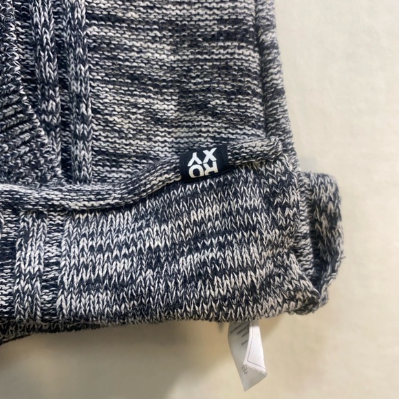 Roxy V-Neck Sweater in Gray and White‎ - Picture 4 of 14